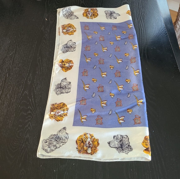 Small almost square scarf- 🐕 🐶 - Picture 3 of 4